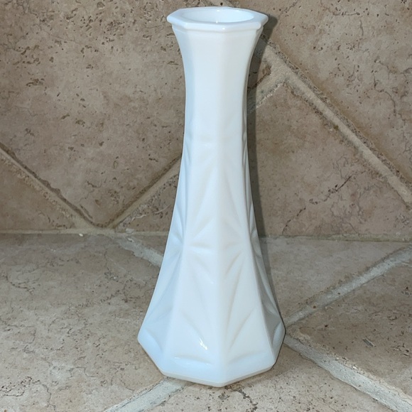 Vintage Hoosier Glass White Milk Glass Bud Vase 4063-B Star Burst 6" Opaque - Picture 2 of 4